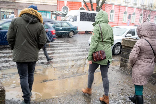 Ocupada Gente Calle Ciudad Cruce Cebra Día Lluvioso Una Situación — Foto de Stock