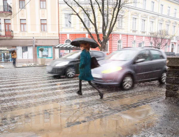 도시의 거리의 사람들 비오는 얼룩말을 건너고 있습니다 이미지의 일반적 움직임 — 스톡 사진
