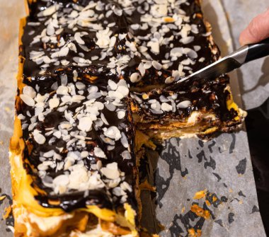 Şekerci lezzetli çikolatalı pasta kesiyor.