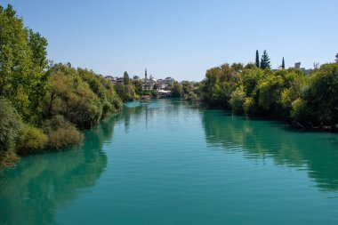 Manavgat nehri, şehir manzarası. Güzel nehir manzarası