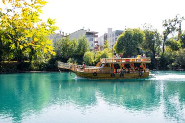 Manavgat, Türkiye - 19 Eylül 2019: Manavgat nehri üzerindeki korsan gemisi. Manavgat nehrinde seyahat eden gemi.
