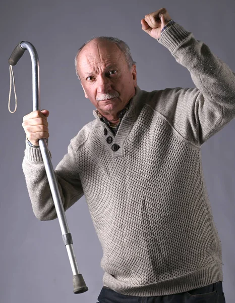 Viejo Hombre Enojado Amenazando Con Bastón Estudio Sobre Fondo Gris — Foto de Stock