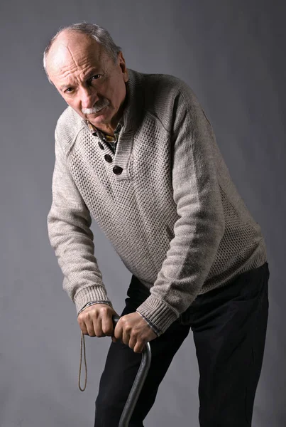 Triste Solitário Homem Idoso Com Uma Cana Posando Estúdio Sobre — Fotografia de Stock