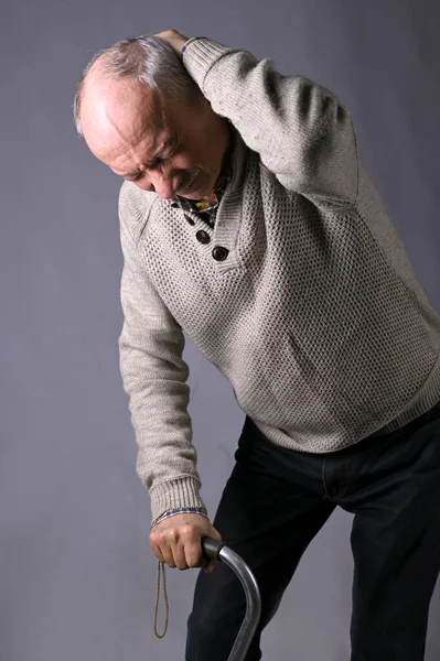 ヘルスケア ストレス 年齢の概念 病気の老人 灰色の背景の上に頭痛に苦しんでいるシニア男 — ストック写真