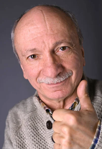 Ritratto Uomo Anziano Sorridente Sfondo Scuro — Foto Stock