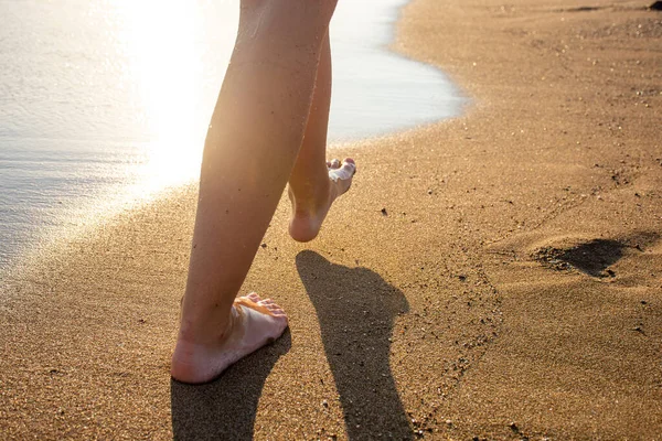 Frau Spaziert Sommer Bei Sonnenuntergang Strand — Stockfoto