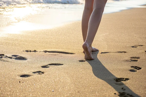 Donna Che Cammina Sulla Spiaggia Tramonto Estate — Foto Stock