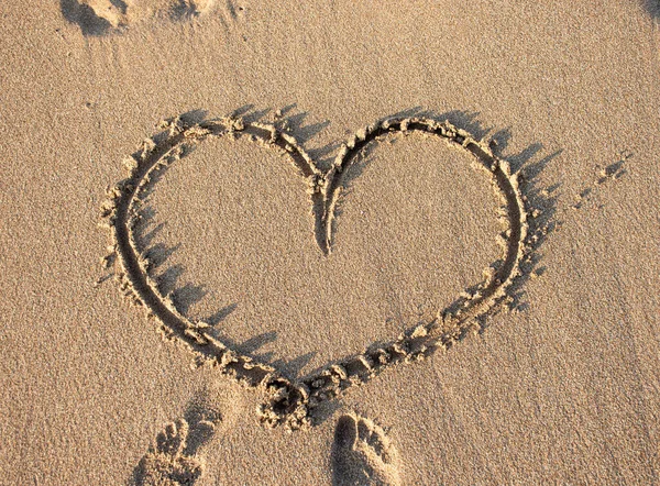Σημάδι Καρδιάς Ζωγραφίζει Στην Άμμο Στο Ηλιοβασίλεμα Όμορφο Φόντο Θαλασσογραφία — Φωτογραφία Αρχείου
