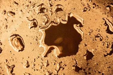 Metal yüzeydeki su damlalarını kapatmak web tasarımı için kullanılabilir. Soyut doku arkaplanı