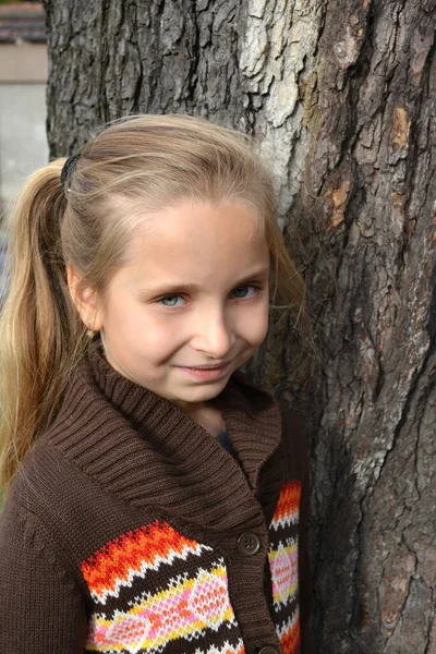 Retrato Uma Menina Sorridente Posando Perto Árvore Livre — Fotografia de Stock