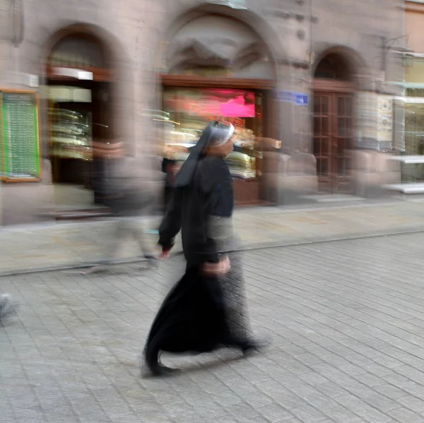 Monja Caminando Por Calle Desenfoque Movimiento Desenfoque Intencional Del Movimiento —  Fotos de Stock