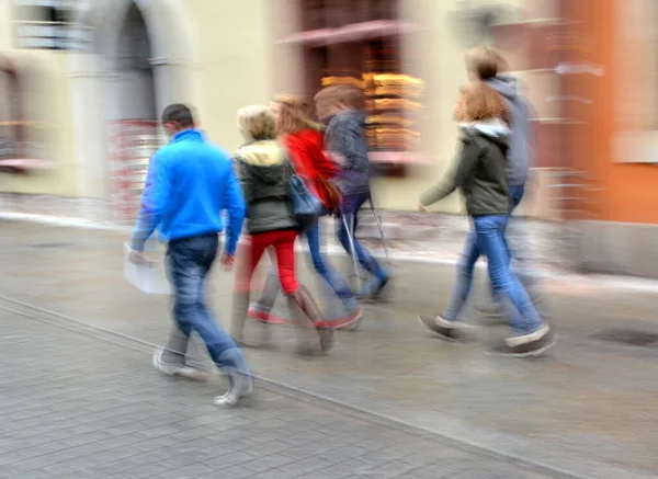 通りに沿って行く忙しい街の人々 意図的な動きのぼかし 専用画像 — ストック写真