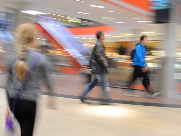 People Silhouettes Shopping Mall Motion Blur Defocused Image — Stock Photo, Image