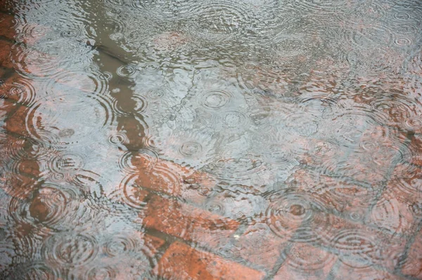 Βροχή Στην Πόλη Σταγόνες Βροχής Στη Λακκούβα — Φωτογραφία Αρχείου