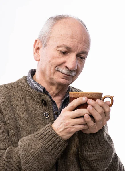 Portret Van Senior Man Drinken Kopje Koffie Thee Een Witte — Stockfoto