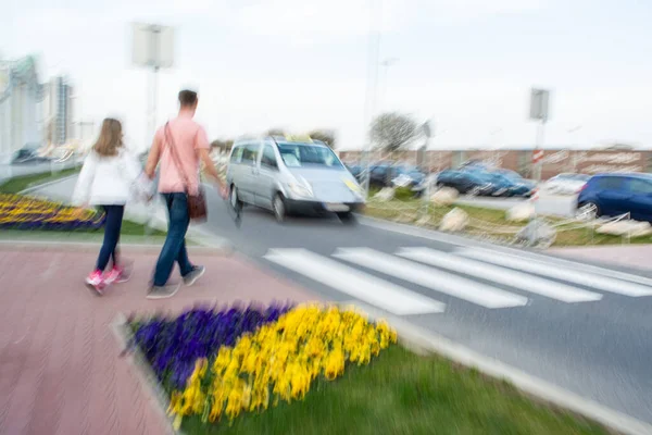 Gente Cruzando Calle Cruce Cebra Desenfoque Movimiento Intencional — Foto de Stock