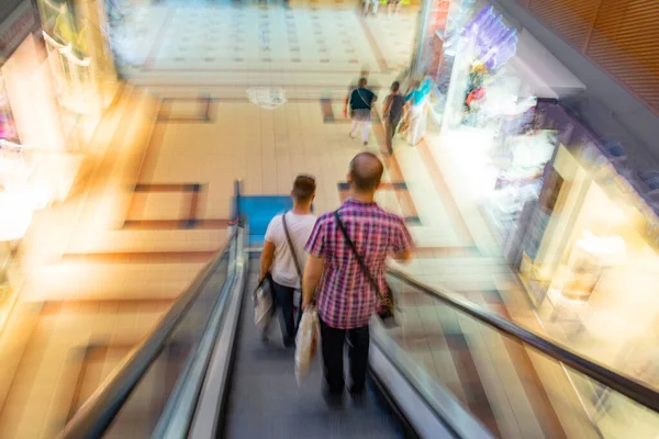 Alışveriş Merkezindeki Merdivenlerde Yürüyen Insanlar Odaklanmamış Resim — Stok fotoğraf