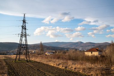 Güneşli bahar gününde mavi bulutlu gökyüzünün altında sürülen tarlalar