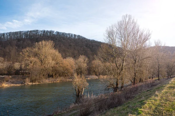 Malebná Krajina Řekou Začátku Jara — Stock fotografie