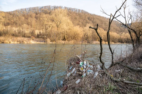 Lixo Garrafas Plástico Usadas Rio Lixo Perto Rio Poluição Ambiental — Fotografia de Stock