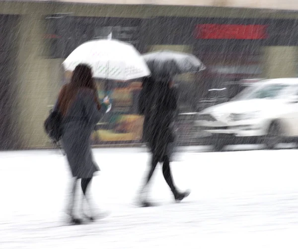 Geschäftige Stadtmenschen Die Schneebedeckten Wintertagen Auf Der Straße Unterwegs Sind — Stockfoto
