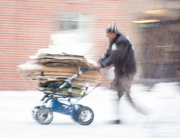 貧しい人は市内の段ボールでカートを引く 意図的な動きのぼかし 専用画像 — ストック写真