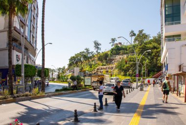 Manavgat, Türkiye - 18 Eylül 2019: Manavgat, Türkiye şehir merkezi. Manavgat şelaleyle turistleri çekiyor. Şehir merkezinde insanlar ve trafik çok yoğun.