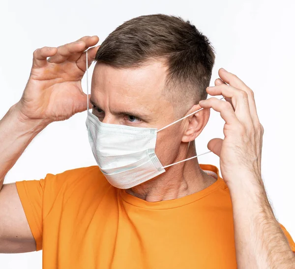 Coronavirus Konsepti Solunum Koruması Beyaz Arka Planda Tıbbi Maske Takan — Stok fotoğraf