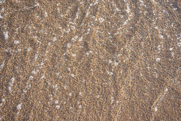 Sluiten Van Zeewater Golven Met Bubbels Het Strand — Stockfoto