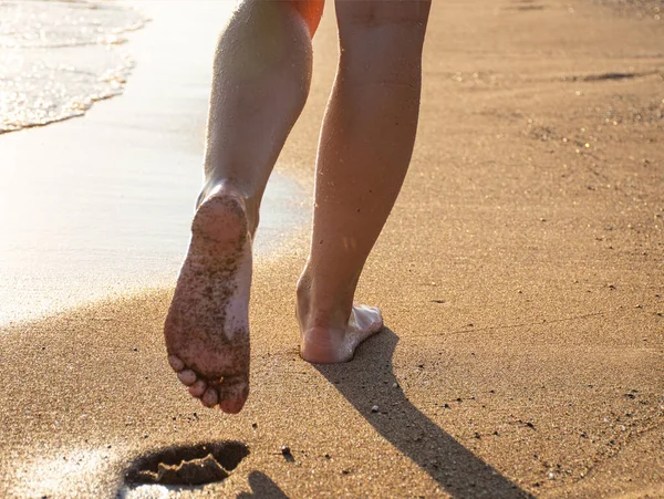 Mujer Caminando Playa Atardecer Verano — Foto de Stock