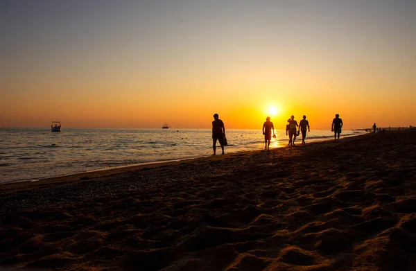 Siluetas Personas Atardecer Playa Viajes Vacaciones Estilo Vida Concepto —  Fotos de Stock