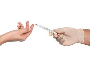 Sağlık ve tıp konsepti. Koruyucu eldivenli doktor beyaz arka plan üzerinden kadın hastaya termometre veriyor.