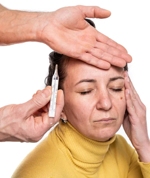 Concepto Salud Hombre Sosteniendo Termómetro Comprobando Frente Mujer Enferma Sobre — Foto de Stock