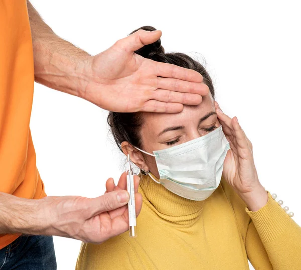Koncepcja Opieki Zdrowotnej Mężczyzna Trzymający Termometr Sprawdzający Czoło Chorej Kobiety — Zdjęcie stockowe