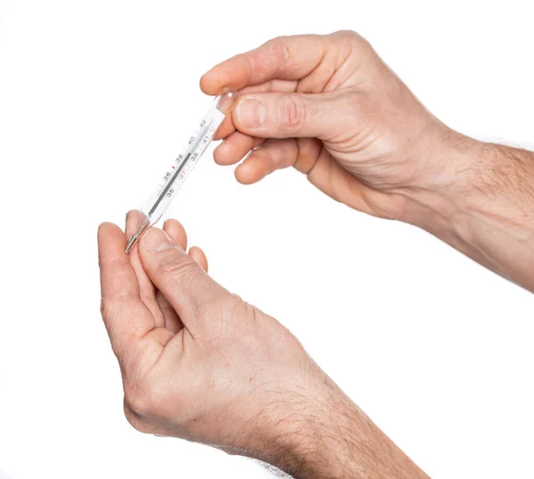 医療と医療の概念 体温計を手にインフルエンザに罹患しながら体温を測定する男 — ストック写真