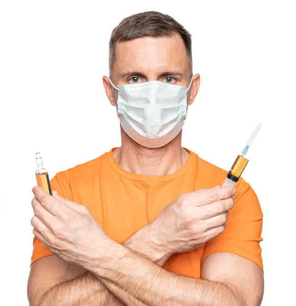 医療と医学の概念 マスク保持注射器と白の背景にアンプルの若い男 — ストック写真