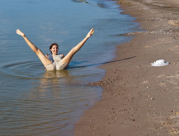 Žena Retro Plavkách Pózující Pláži Užívám Letní Čas — Stock fotografie