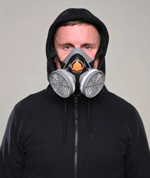 コロナウイルスと医療の概念 呼吸器保護 若いです男の肖像で黒とともにマスク上の彼の顔上灰色の背景 — ストック写真