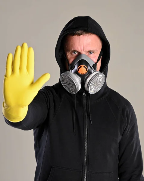 Coronavirus Healthcare Concept 呼吸保护 灰色背景下戴口罩的戴手套年轻人的画像 — 图库照片