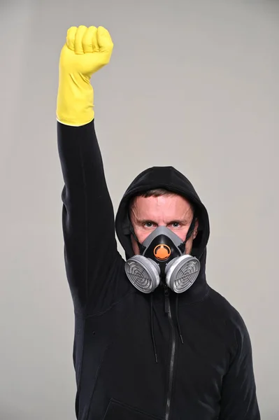 コロナウイルスと医療の概念 呼吸器保護 若いです男の肖像で手袋を身に着けているマスク上の灰色の背景 — ストック写真