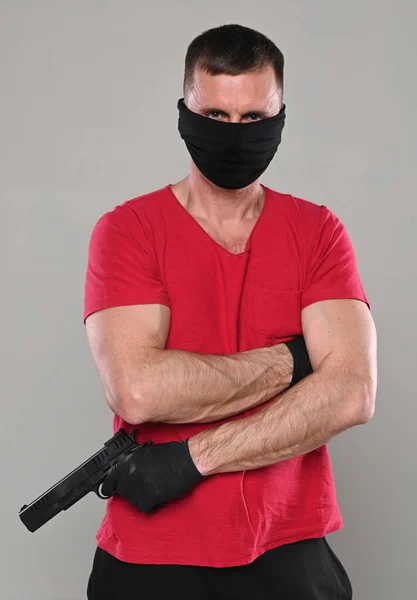 Homem Máscara Preta Com Uma Arma Posando Estúdio Sobre Fundo — Fotografia de Stock