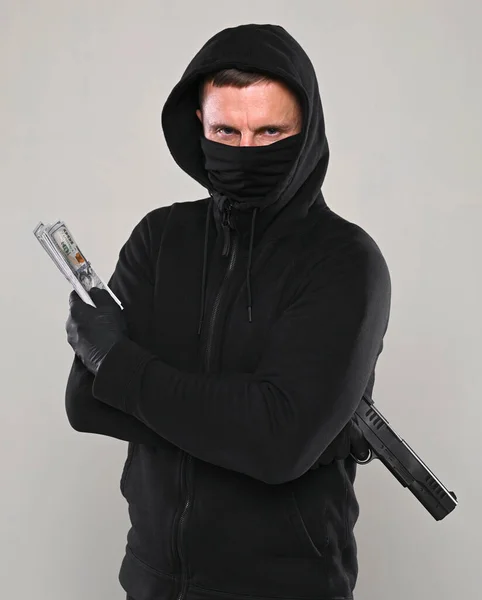 Man Svart Mask Och Hoody Med Pistol Och Pack Dollar — Stockfoto