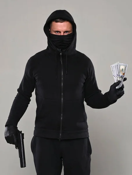 Mann Mit Schwarzer Maske Und Kapuzenpulli Mit Pistole Und Dollarpackung — Stockfoto