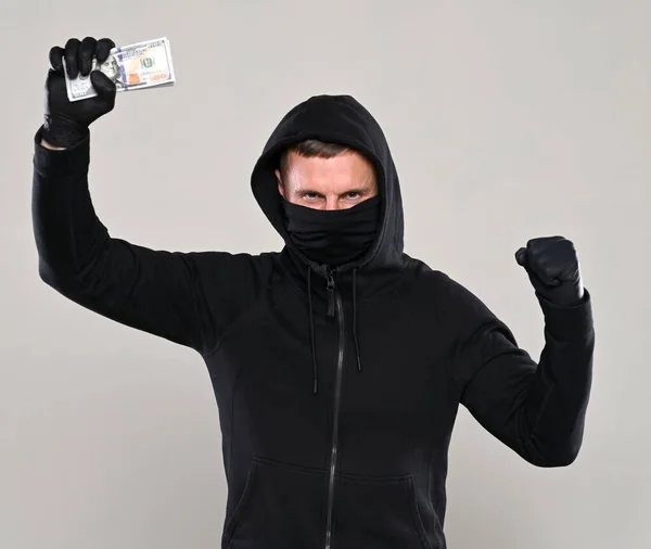 Financieringsconcept Man Zwart Masker Hoody Houden Pak Dollars Grijze Achtergrond — Stockfoto