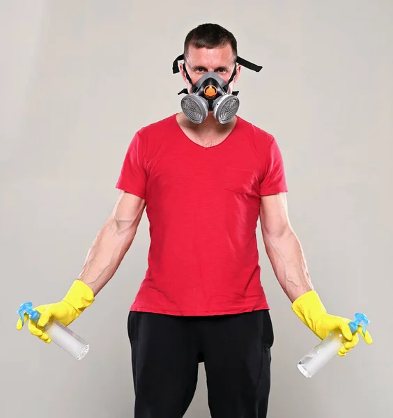 医療と医療の概念 男でマスクと手袋を保持消毒剤以上グレーの背景 — ストック写真