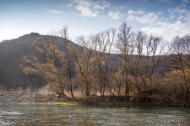 İlkbaharın başlarında nehir manzarası