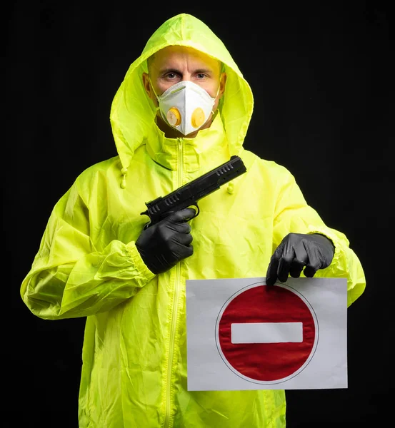 Concepto Infección Por Coronavirus Covid Hombre Respirador Protector Guantes Sosteniendo — Foto de Stock