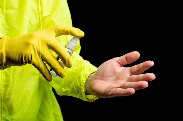 医療と医療の概念 男で手袋で彼の手を治療で防腐剤以上黒の背景 — ストック写真
