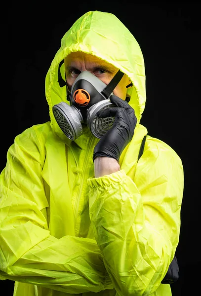 コロナウイルスと医療の概念 呼吸器保護 黒い背景の上にマスクと手袋の若い男の肖像 — ストック写真