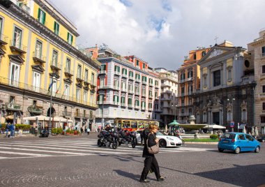 Napoli, İtalya - 2 Mayıs 2019: Napoli,İtalya'da merkezinde Enginar Çeşmesi ile Piazza del Plebiscito